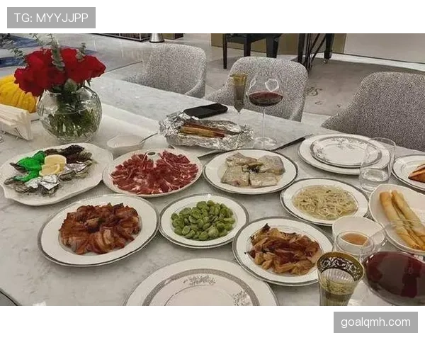 仲满球场上一本正经，私照却都是豪宅大餐，我看着都不好意思吃午饭